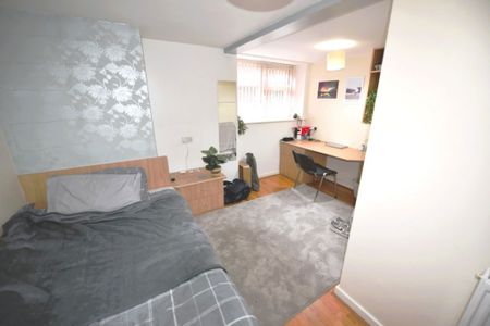 4 bedroom Flat in Wood Lane, Leeds - Photo 3