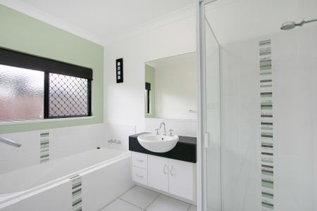 SPACIOUS FAMILY HOME IN SOUGHT AFTER LOCATION! - Photo 4