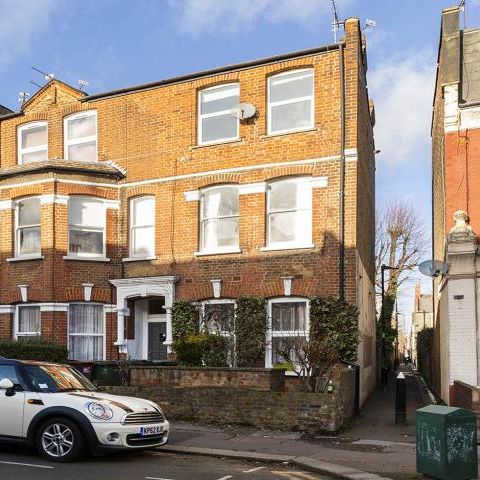 Spacious one bedroom set within a period conversion - Photo 1