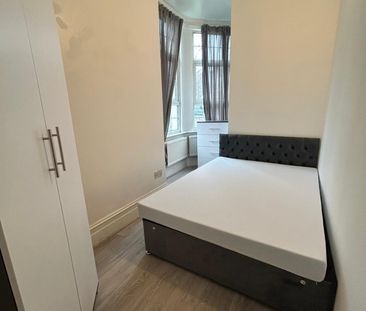 4 Bed Flat, Chandos House, NW2 - Photo 2