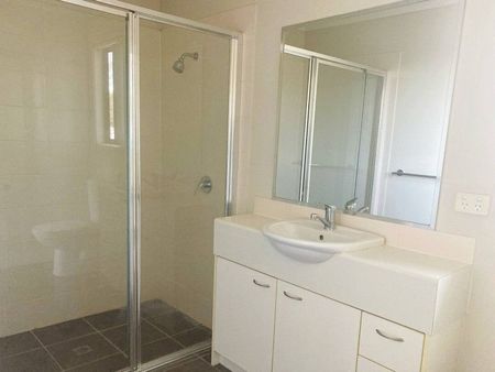 PEACEFUL LIVING IN A MODERN TOWNHOUSE - Photo 2