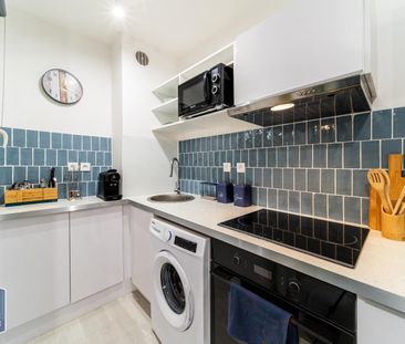 Location Appartement 1 pièce 25m² ST DENIS 97400 - Photo 2