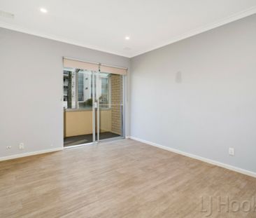 Renovated 2 Bedroom Apartment - Photo 2