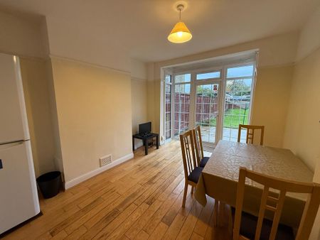 3 bedroom end of terrace house to rent - Photo 2