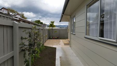 LOVELY TIDY 3 BEDROOM HOME - Photo 2