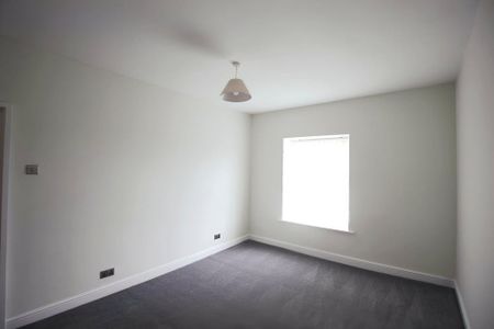 3 bedroom end of terrace house to rent - Photo 4