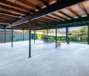 Beautiful Family Home In Hope Island - Photo 2