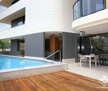 Modern 2-Bedroom Apartment with stunning Broadwater Views - Photo 2