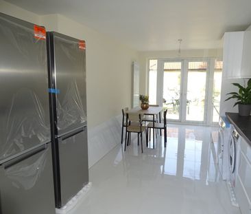 Room in a Shared House, Amberley Grove, CR0 - Photo 2