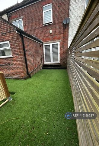 1 bedroom in a house share to rent - Photo 2