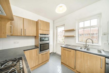 3 bedroom flat to rent - Photo 4