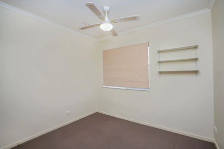SPACIOUS TOP FLOOR, TWO BEDROOM APARTMENT - Photo 2