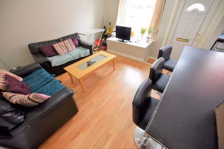 3 bedroom House in Elizabeth Street, Leeds - Photo 3