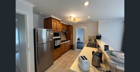 COMFORT & SPACE COMBINED IN THIS 5 BEDROOM FAMILY HOME! - Photo 5