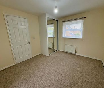 Semi-detached house to rent on - Photo 2