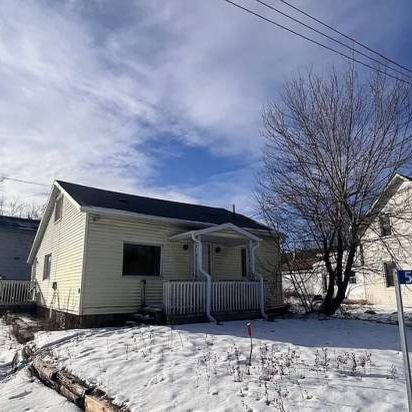 This charming single-detached, two-bedroom bungalow is a wonderful find - Photo 1