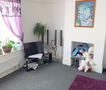 3 Bedroom Maisonette to let - Photo 3