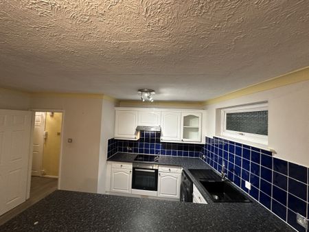 LONG LET. Bright and Spacious 1 Bedroom Flat Offers Generous Size Living Space with Neutral Interior. Great Location. - Photo 5