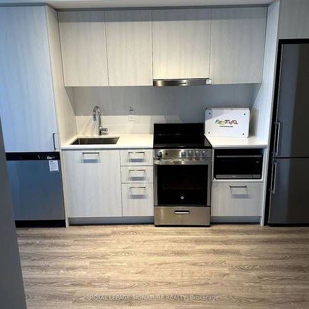 Hwy 400/Highway 7-Luxurious 1Bdrm+Den 1Bath 1Locker - Photo 3