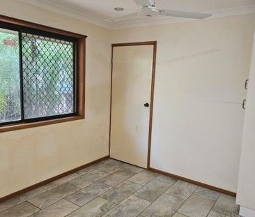 Spacious 3 Beds Family Home with Huge Backyard in Excellent Loganle... - Photo 2