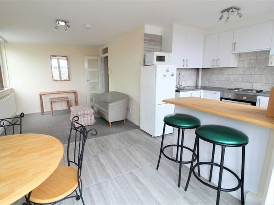 Flat to rent on - Photo 1