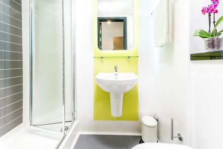 1 bedroom in a flat share to rent - Photo 5