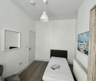 Room in a Shared House, Park Retreat, B66 - Photo 6