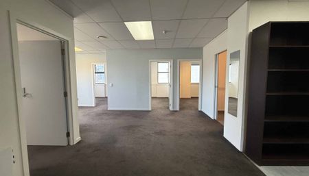 Spacious 4-Bedroom Apartment – Perfect for Young Professionals or Students - Photo 3