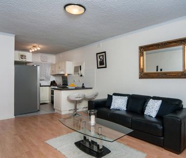 Charming 2 Bedroom, 1 Bathroom Unit in Royal Park - Photo 2