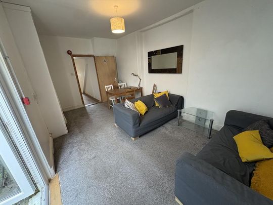 1 bedroom in a house share to rent - Photo 1