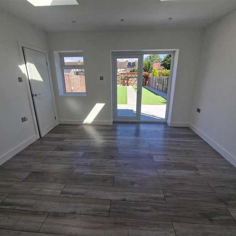 4 bedroom end of terrace house to rent - Photo 1