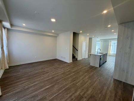 For Lease - 25 Victor Metcalf Lane, Richmond Hill, Ontario - Photo 4