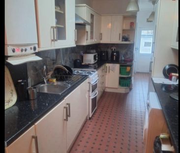 6 Bed Semi-Detached House, Buxton Road, E17 - Photo 3