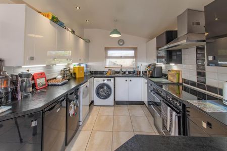 3 bedroom semi-detached house to rent - Photo 5