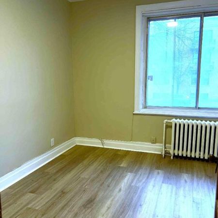 PRES DU METRO SNOWDON 3 CHAMBRES FERMEES- RENOVE - Photo 4