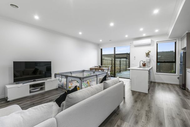 Corner Townhouse, Extra Space & Extra Windows Natural Light. - Photo 1