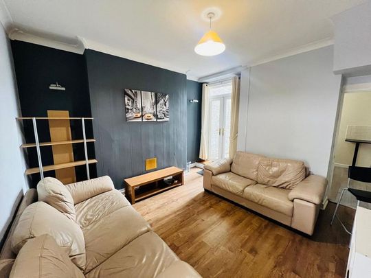 4 bedroom terraced house to rent - Photo 1