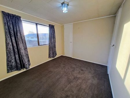 Comfy 3 Bedroom Home with Garden - Photo 5