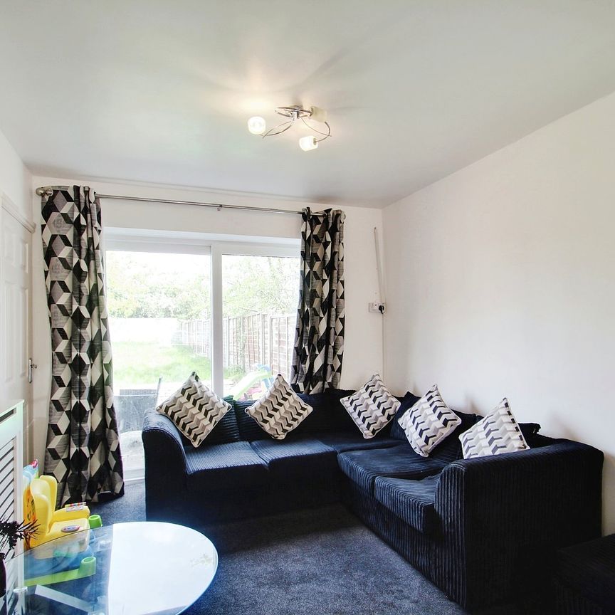 3 bed semi-detached house to rent in Pinewood Green, Iver Heath, SL0 - Photo 1