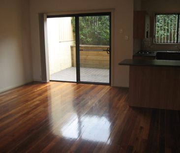 REFURBISHED THREE BEDROOM TOWNHOUSE - Photo 3