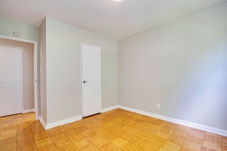 Crown Hill Place Apartments - Photo 3