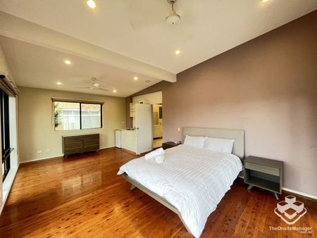 Luxury 3 storey House in central Surfers Paradise - Photo 2