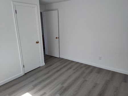 68 MELROSE AVENUE – 3 BEDROOM UNIT AVAILABLE MAY 1ST! TOP FLOOR - Photo 3