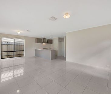 Large Modern Family - 20 Minutes to CBD - Photo 1