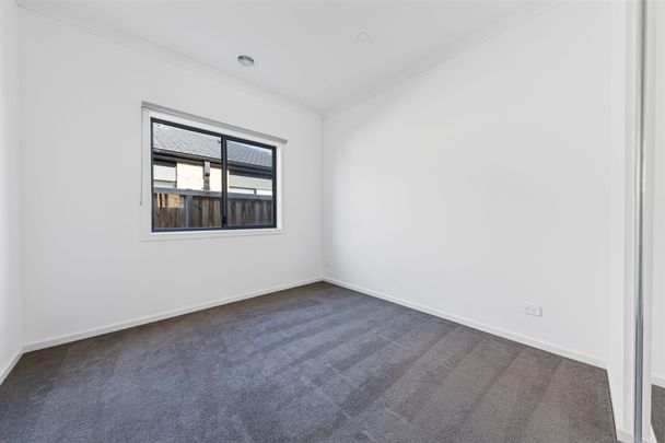 The perfect family lifestyle, with all key amenities right at your doorstep. - Photo 1