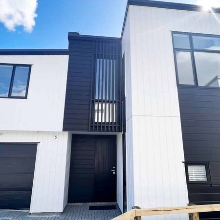 Stylish 4 Bedroom with Study Home in Prime Hillsborough Location - Photo 4