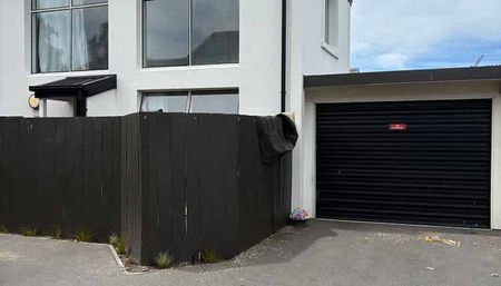 Charming 2BR Townhouse with Single garage - Photo 3