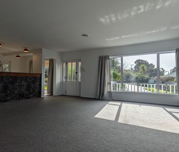 STUNNING HARBOUR VIEWS IN ONERAHI - Photo 2