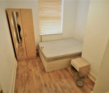 3 bedroom flat to rent - Photo 4