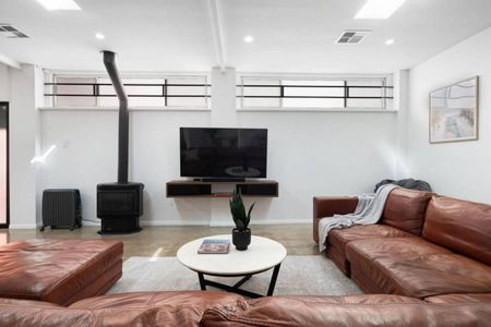 Fully Furnished - Industrial Style City Residence - Photo 2